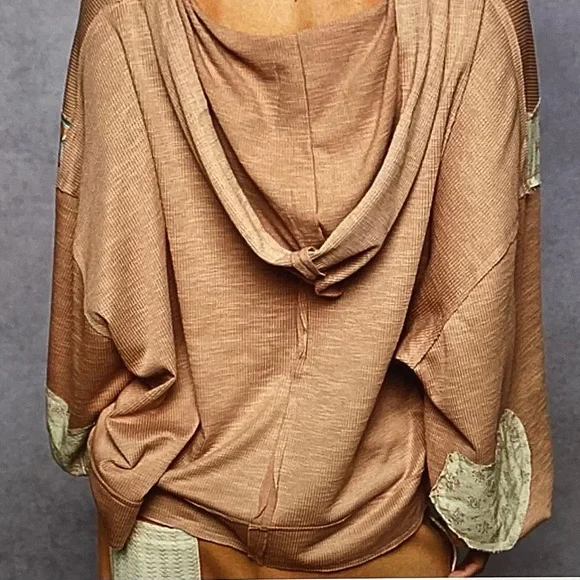 POL Patchwork Peace Sign and Lettering Top - Picture 4 of 4